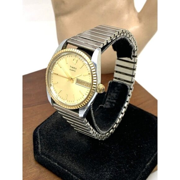 Timex Q Men's Watch Vintage Quartz Gold Dial Day Date 33mm Expansion Ste… - Picture 2 of 14